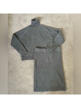 Womens 2 piece turtleneck sweater and skirt set. Size XL